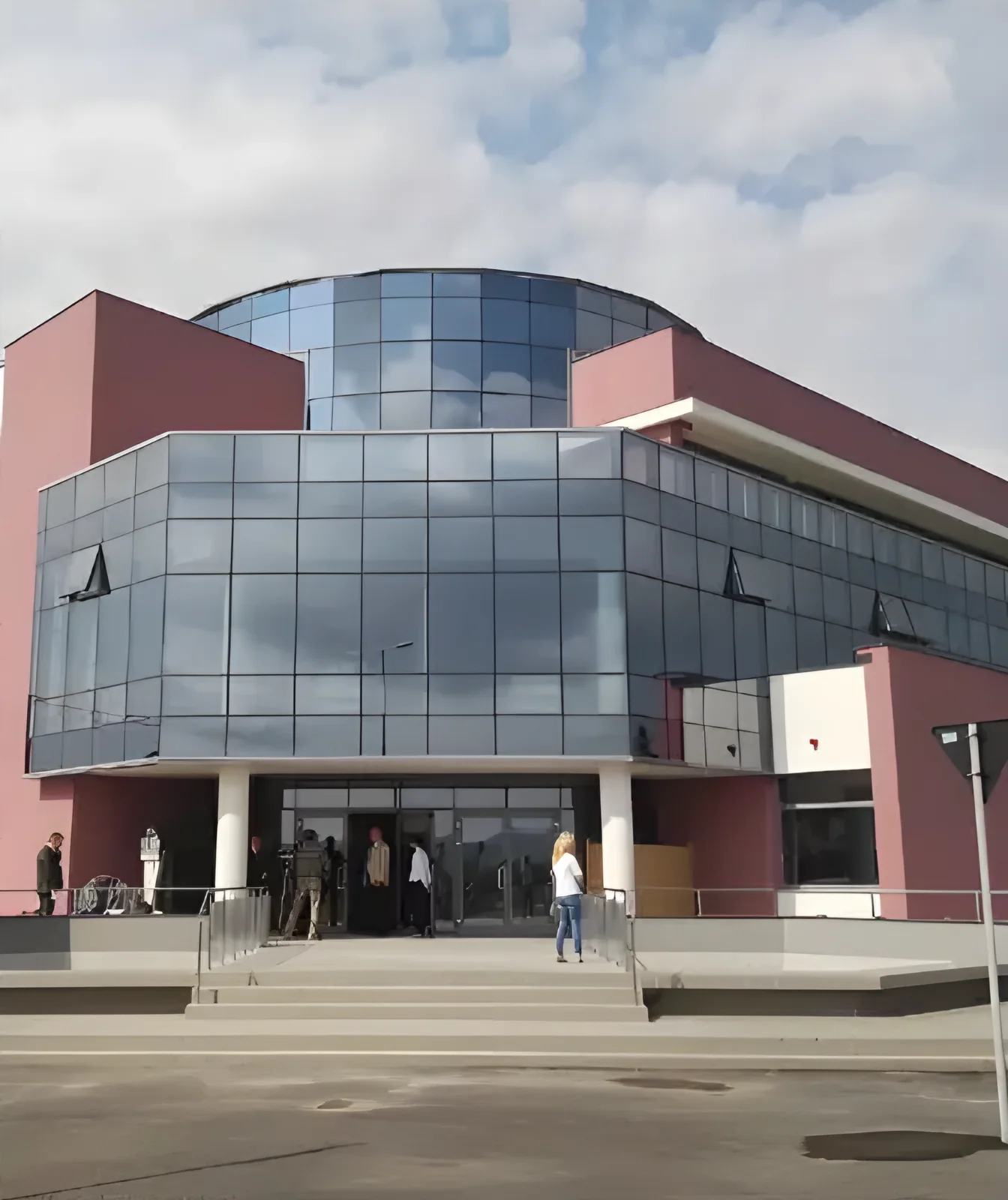 Üveghomlokzatú irodaház